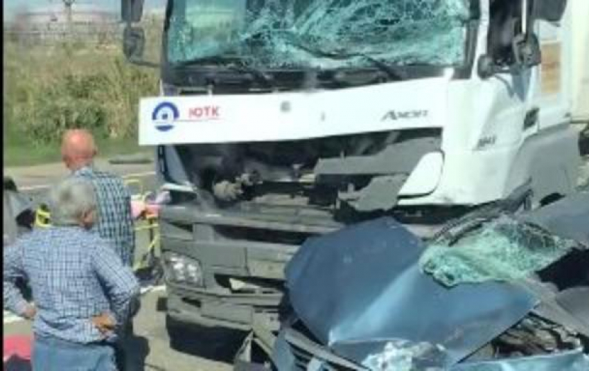 «Рядом с «КамАЗом» лежала женщина»: жуткая авария произошла на трассе Краснодарского края