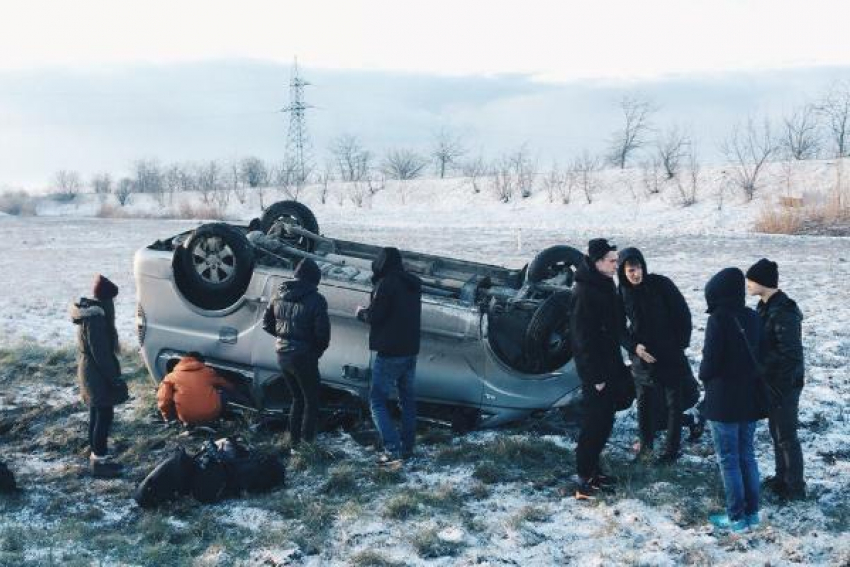 На Кубани перевернулся автобус с 10 волонтерами