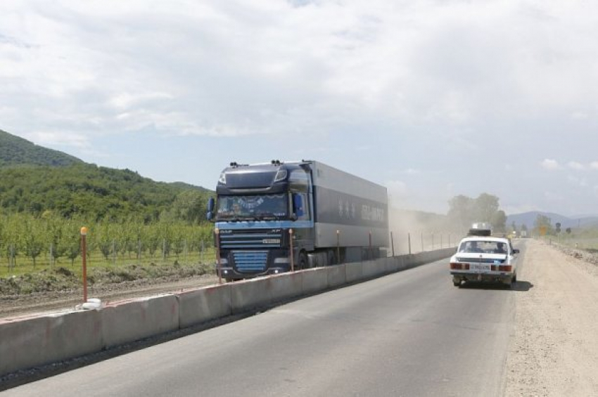  Губернатор Кубани обвинил дорожников в затягивании ремонта дороги к морю 