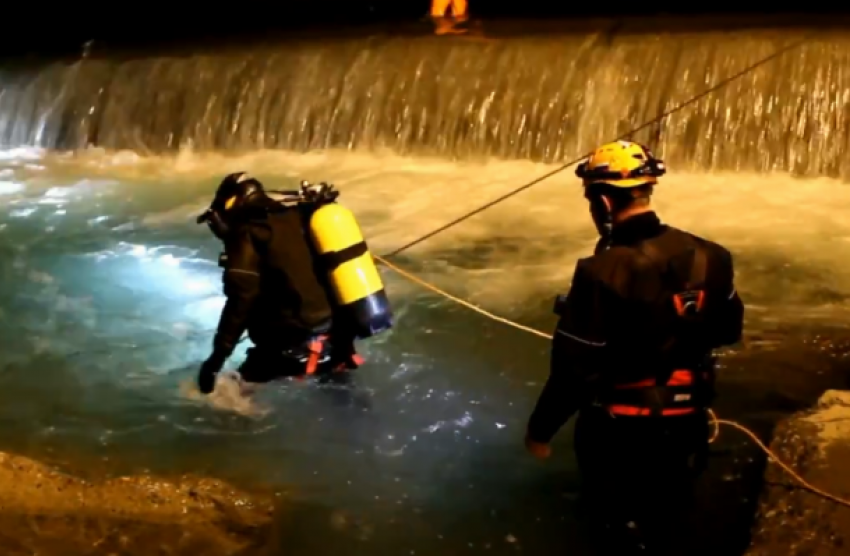  Появилось видео операции по поиску рыбака, утонувшего в Сочи 