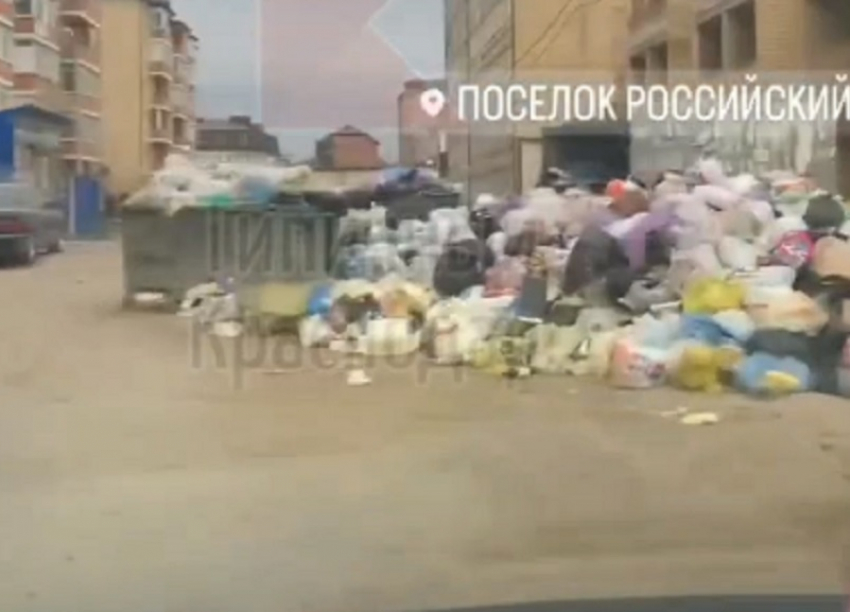 В посёлке под Краснодаром гора мусора завалила полдороги