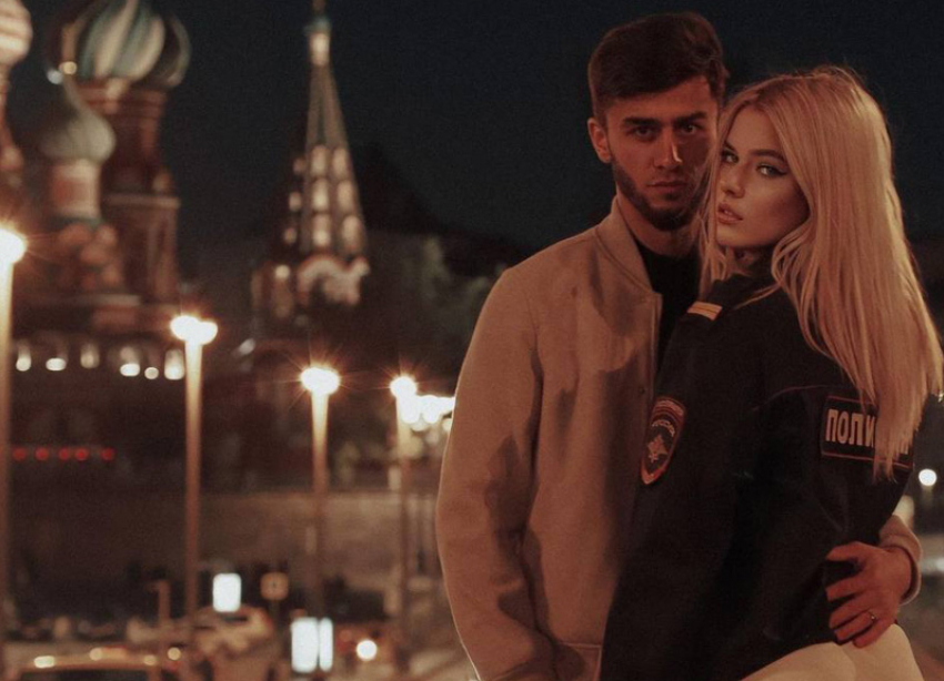 Ради популярности и лайков блогеры сделали интимные фото напротив храма в Москве