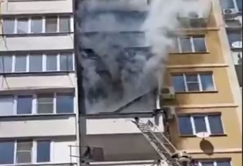 70 человек эвакуировали из полыхающей многоэтажки на улице Атарбекова в Краснодаре