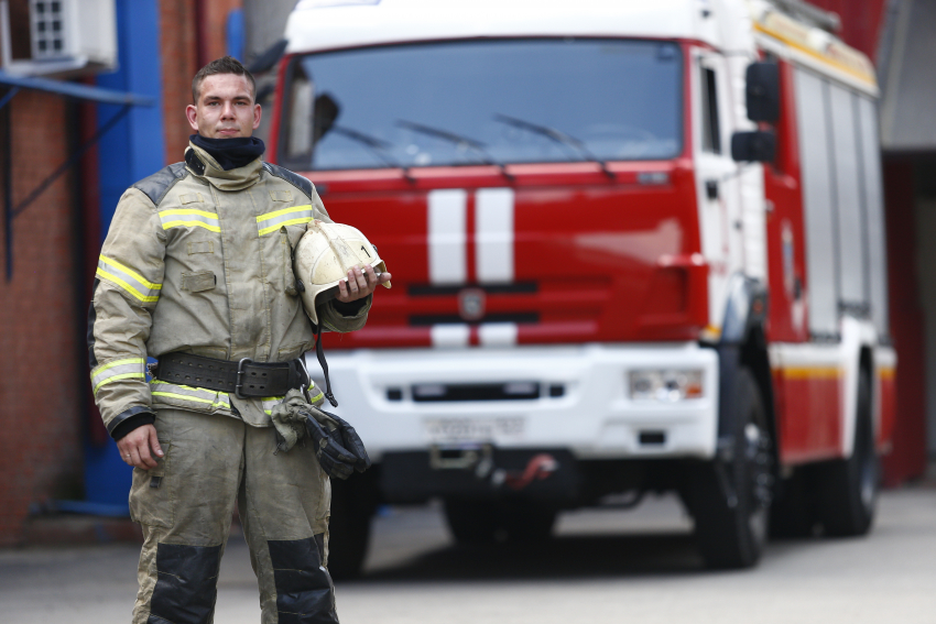 «Высокая температура, едкий дым и вероятность взрывов»: пожарный об особенностях борьбы со стихией и помощи людям