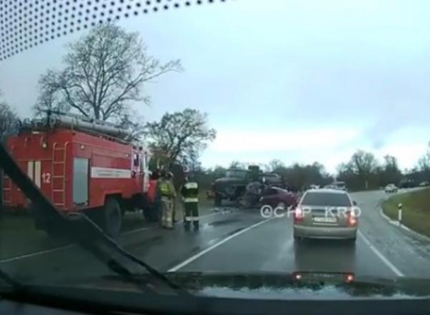 На Кубани легковушка врезалась в военную колонну с бензином