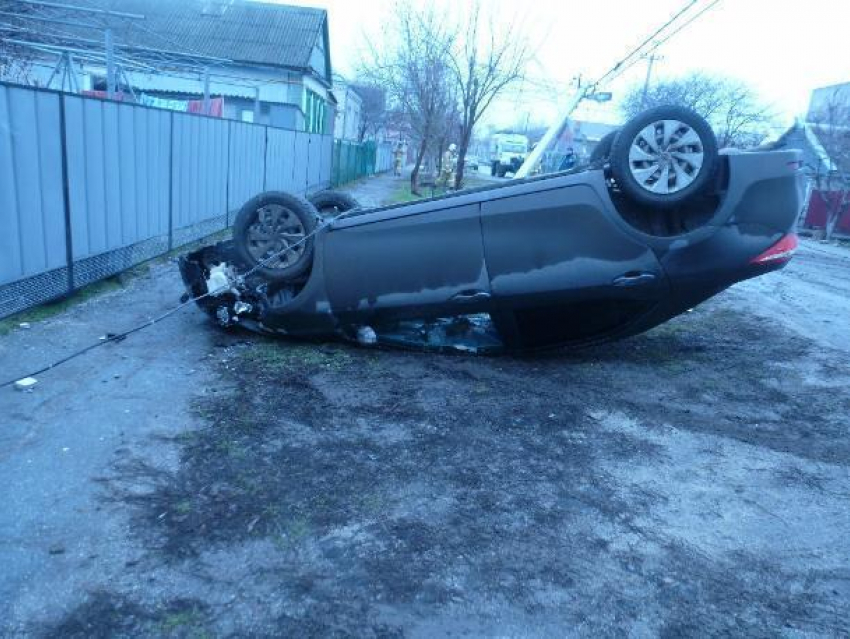 Пьяная женщина-водитель в Приморско-Ахтарске врезалась в столб