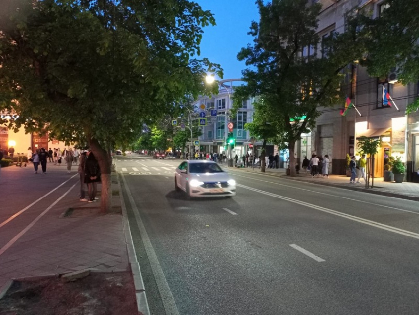  «Разгоняют толпы на тротуары»: в Краснодаре улицу Красную закрыли для людей