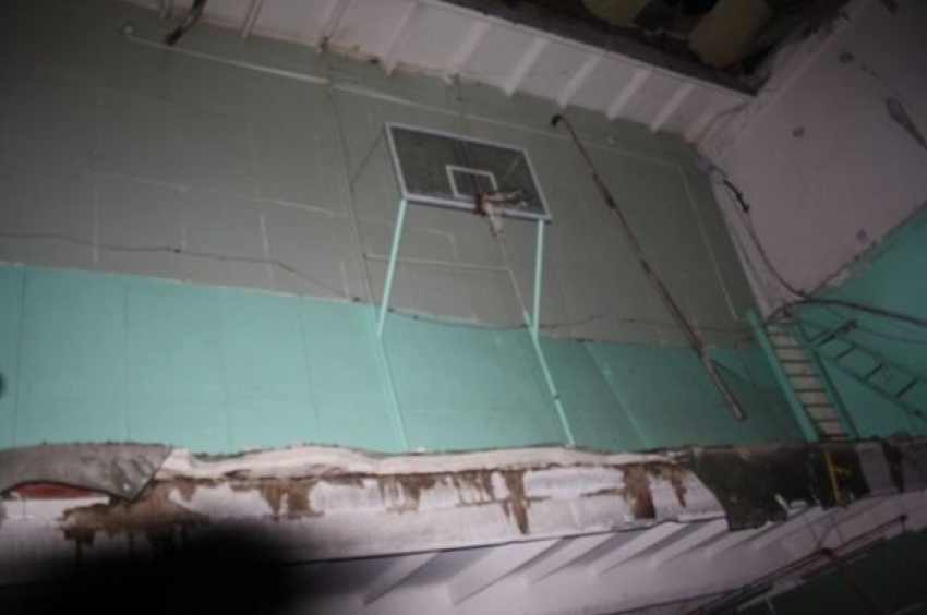 На Кубани в школьном спортзале обвалился потолок