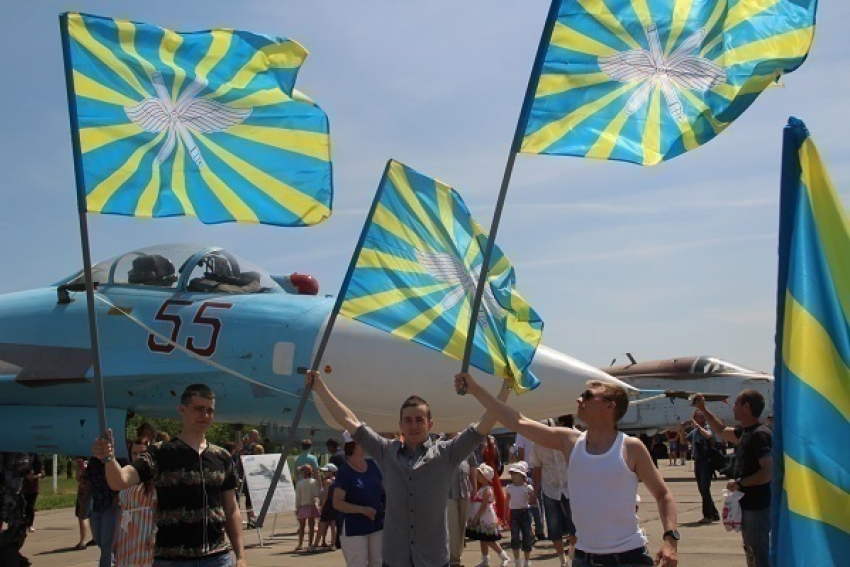 На патриотической акции в Краснодаре выступила пилотажная группа «Соколы России»