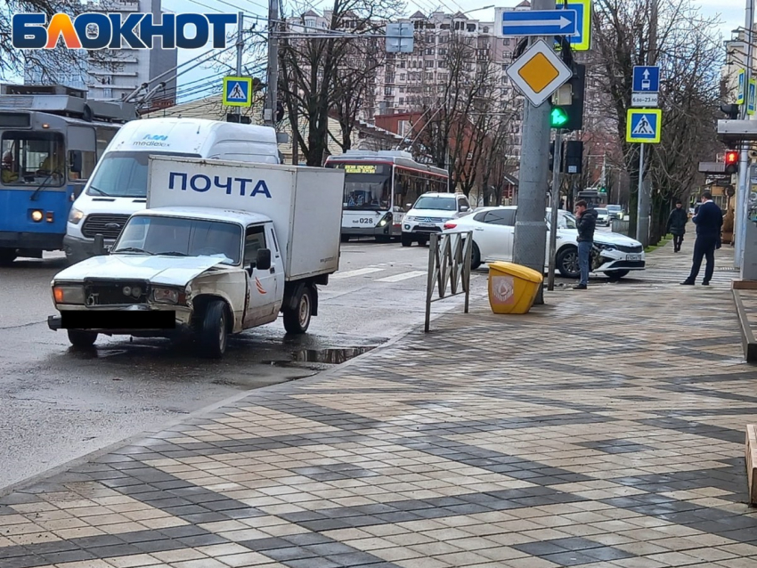 В центре Краснодара легковушка столкнулась с машиной с надписью «Почта»