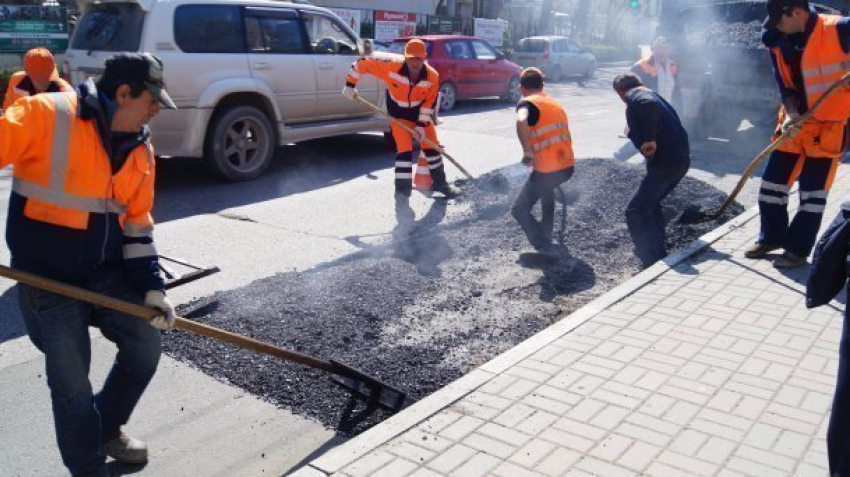  В Новороссийске переделывают дорогу, которую укладывали под дождем 