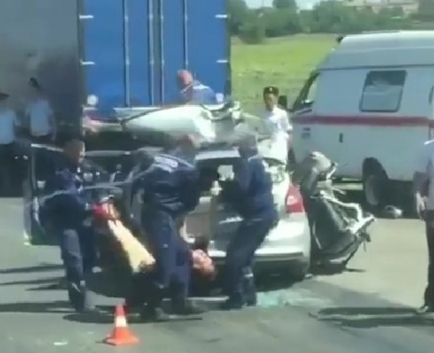 Иномарка влетела в грузовик на Кубани: два человека погибли
