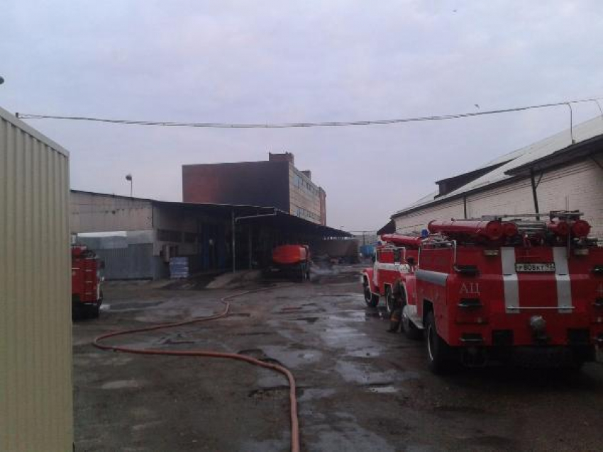 В Армавире на улице Володарского сгорел мебельный склад