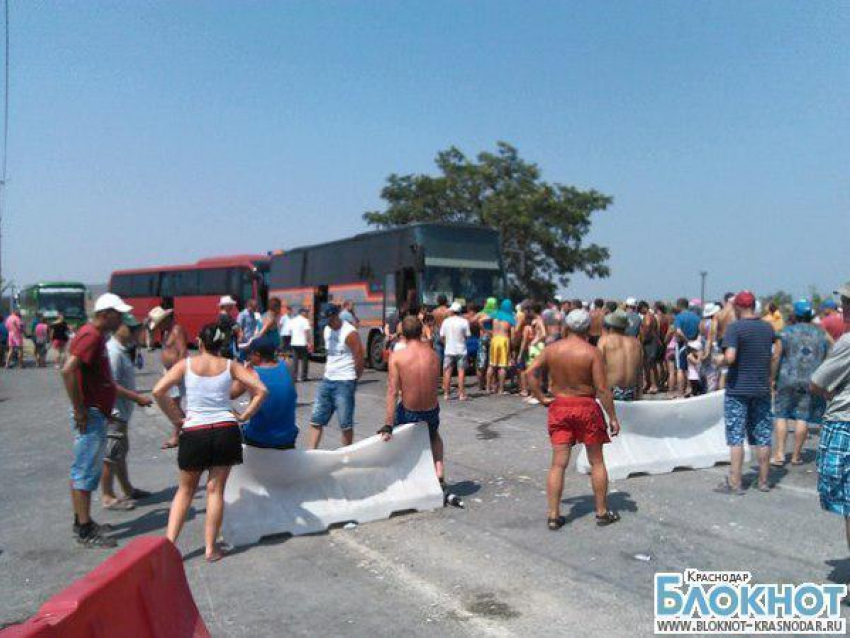 Возвращающиеся с отдыха туристы перегородили автобусам проезд на Керченскую переправу