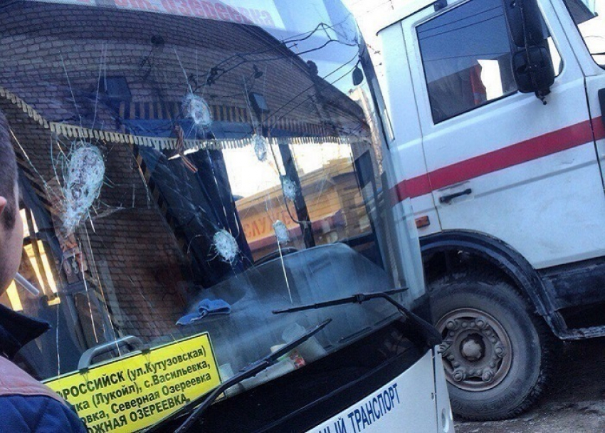 В Новороссийске авто-дебошир устроил стрельбу по рейсовому автобусу