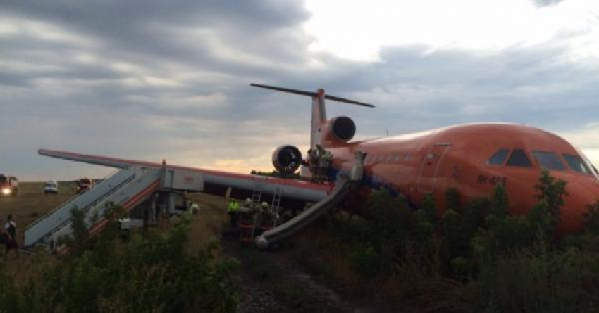 Самолет из Сочи совершил жесткую посадку в Уфе и выехал за пределы взлетно-посадочной полосы