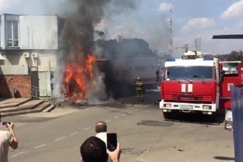 В Краснодаре вспыхнула фура торговой сети «Магнит»