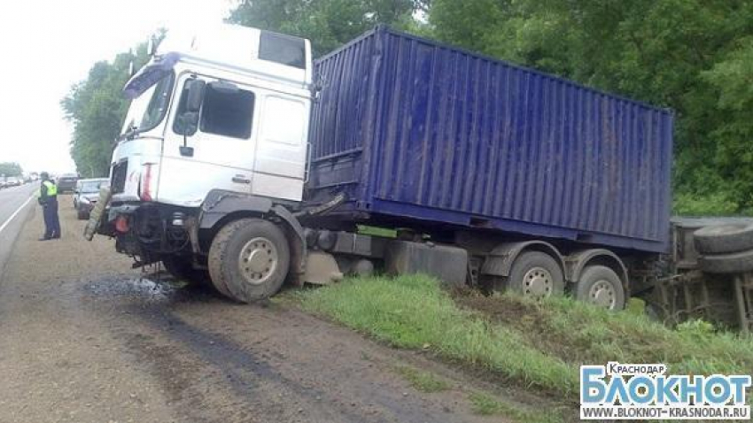 В Тимашевском районе грузовой автомобиль столкнулся с легковушкой