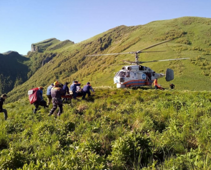 Спасатели Адыгеи на вертолете спустили с гор раненного туриста