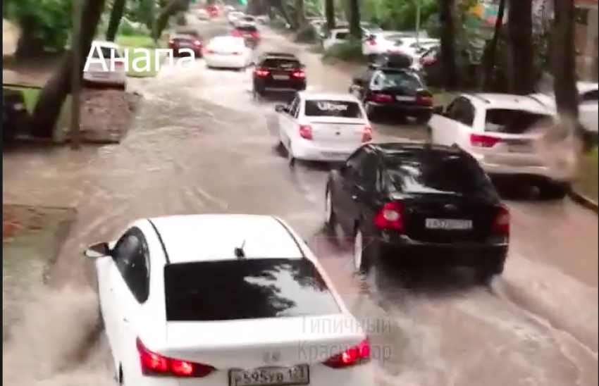 Анапу и Новороссийск ночью снова затопило - видео