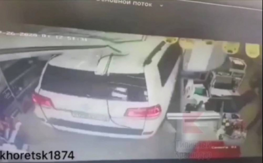 СМИ: водителем внедорожника, сбившего ребенка в магазине Тихорецка, является бизнесмен