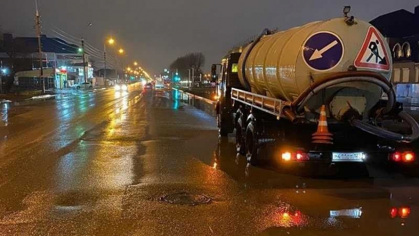 На улицы Краснодара вывели водооткачивающую технику
