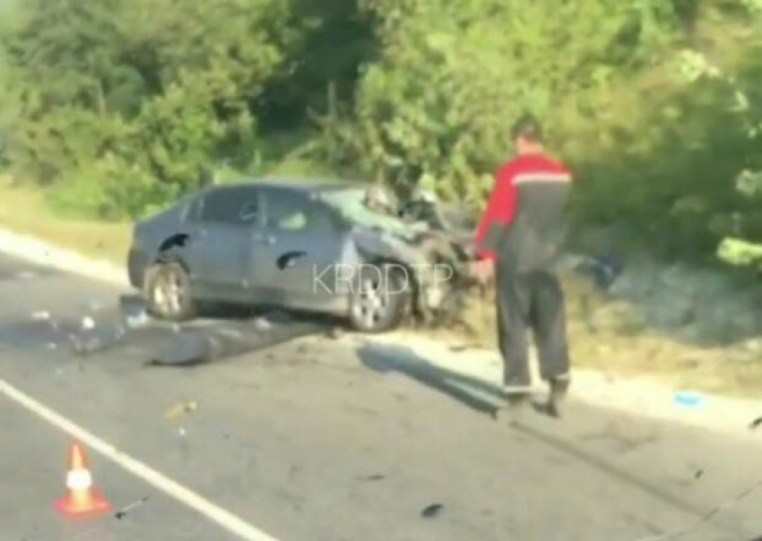 В Геленджике в лобовом ДТП с грузовиком погиб молодой водитель