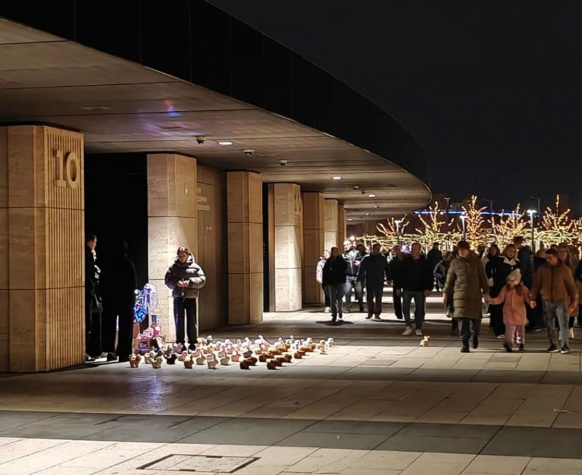 «Бизнесмены» превратили территорию у стадиона в парке Галицкого в базар