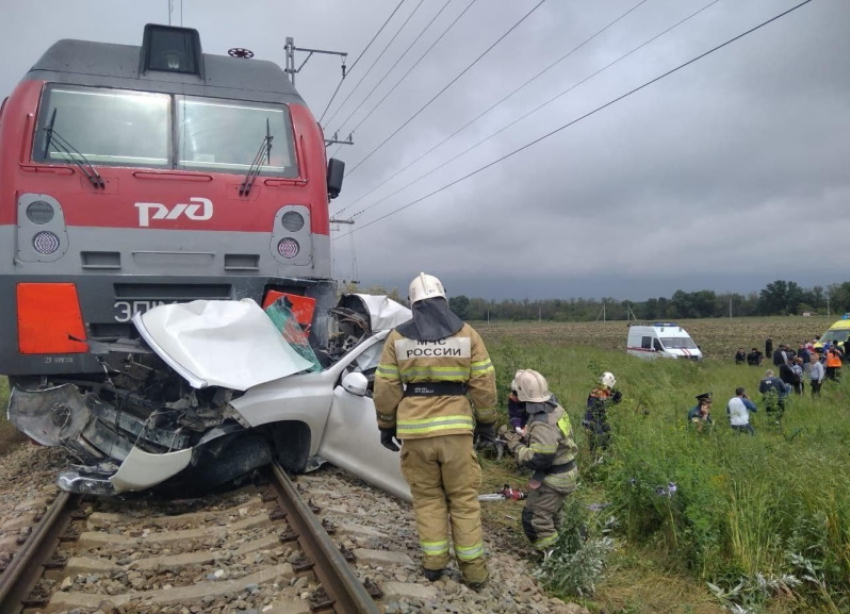 На Кубани два человека стали жертвами поезда, расплющившего легковой автомобиль