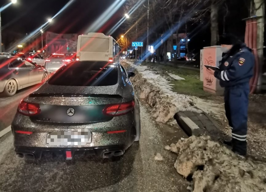 Лютый дрифт беспредельщика на Mercedes-Benz попал на видео в Краснодаре