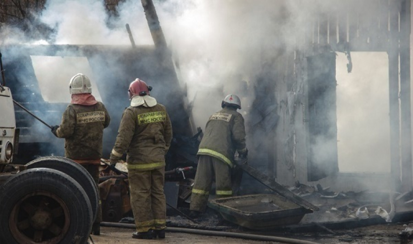 В Краснодаре потушили пожар в промзоне на Тихорецкой