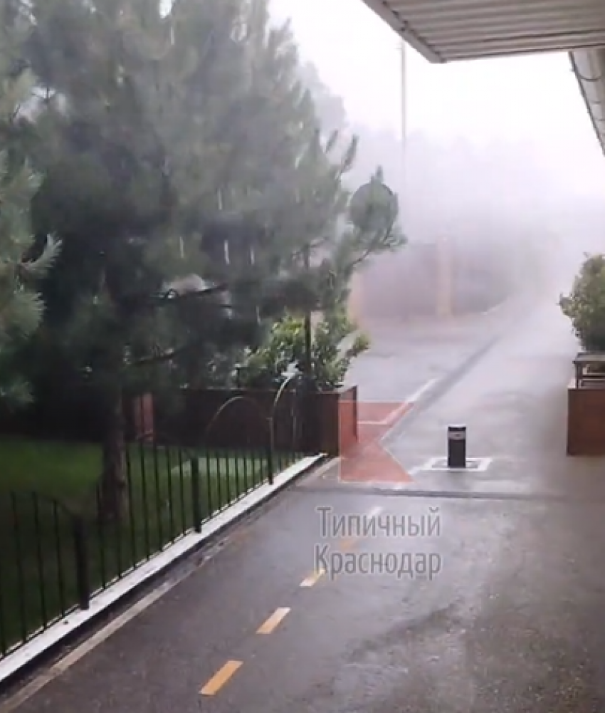 На Краснодар обрушился грозовой ливень с градом: видео