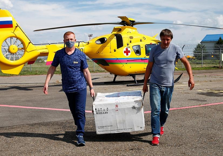 В Сочи доставили вертолётом 5 000 доз вакцины из Краснодара 