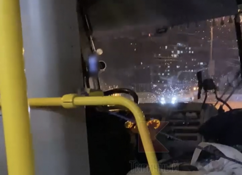 Водитель автобуса в Краснодаре смотрел порно за рулем при детях