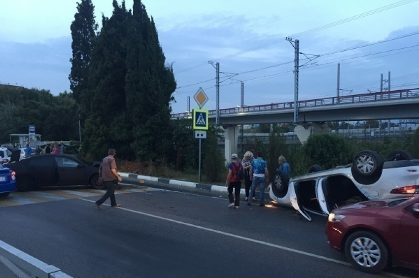 Авария в Сочи: гонщик на «Рено» перевернул машину на крышу