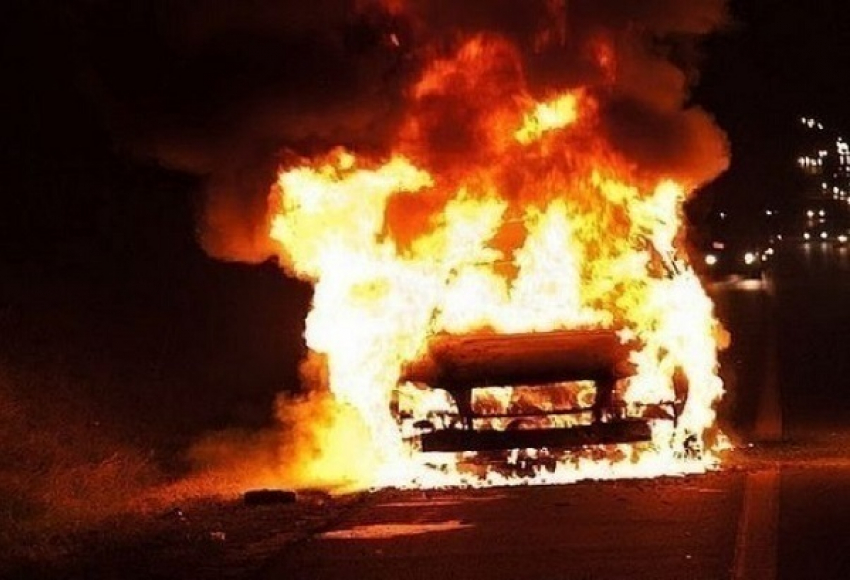 Вандалы ночью подожгли в Новороссийске машины