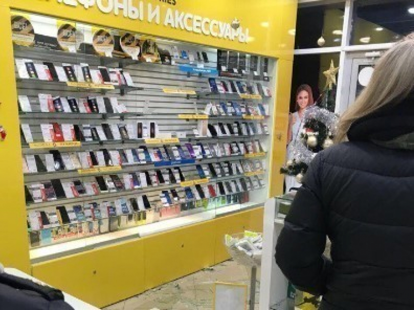 "Краденые подарки": накануне праздников грабители в Сочи «разжились» новыми IPhone и Samsung