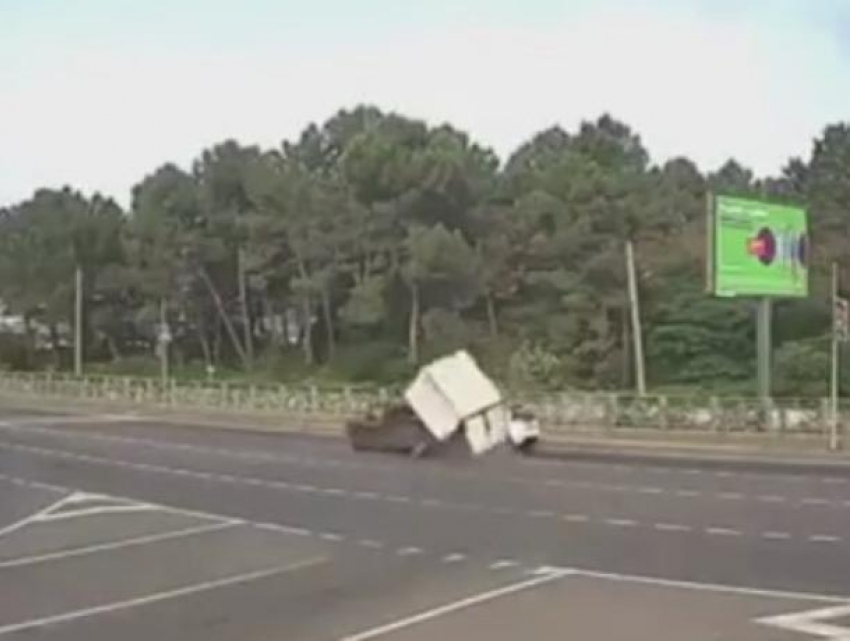В Сочи момент столкновения «Вольво» и фургона со слетевшей будкой попал на видео