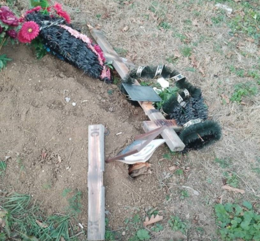 В Краснодарском крае вандалы сломали крест на могиле