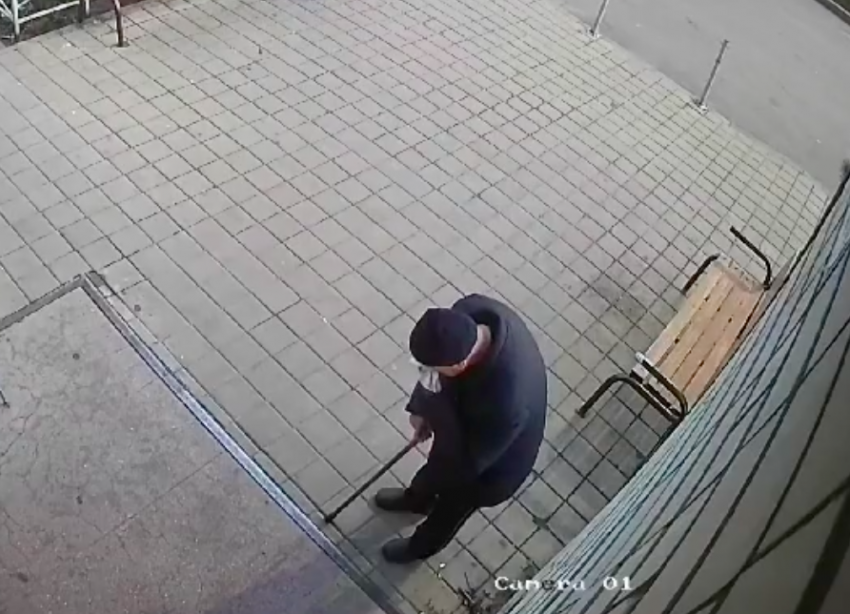 Полиция ищет детей, закидавших бутылками дедушку с палочкой в Краснодаре
