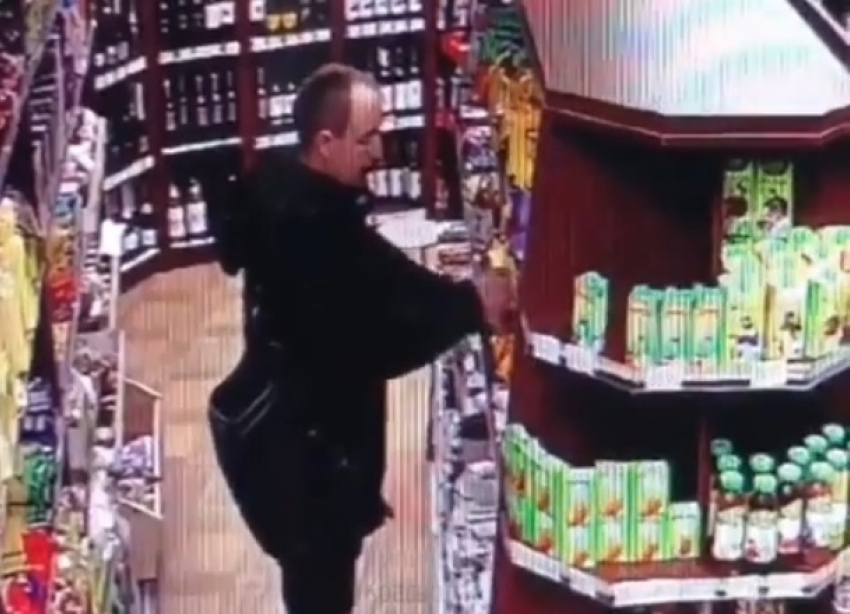 «Пришел, выпил, закусил»: любителя «халявы» обнаружили в краснодарском магазине 