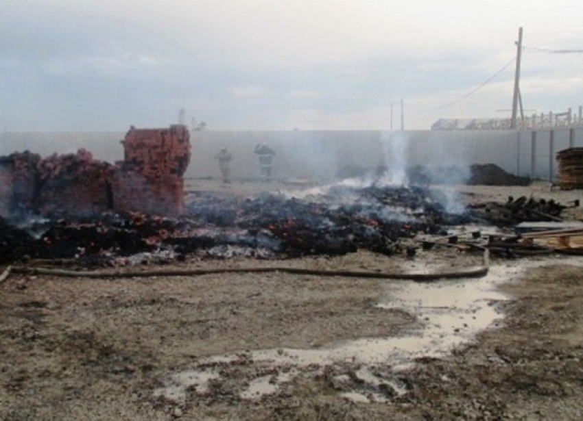 Под Краснодаром горел склад: площадь пожара составила 1000 кв. м 