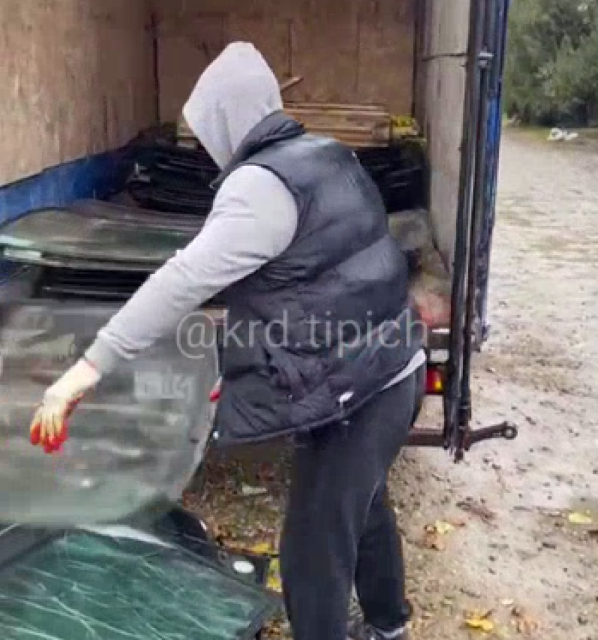 В Краснодаре «чёрные» мусорщики устроили свалку автомобильных стекол посреди улицы