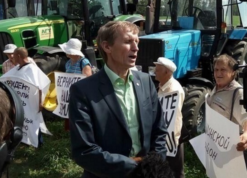 Кубанские фермеры в знак протеста отправились на тракторах в Москву