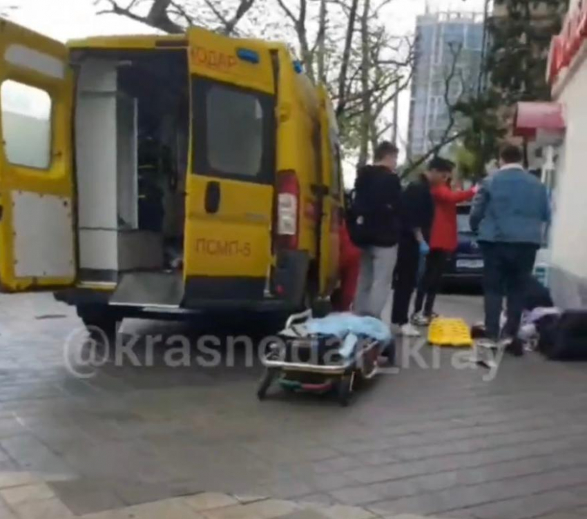 В центре Краснодара иномарка залетела на тротуар и сбила пешехода 