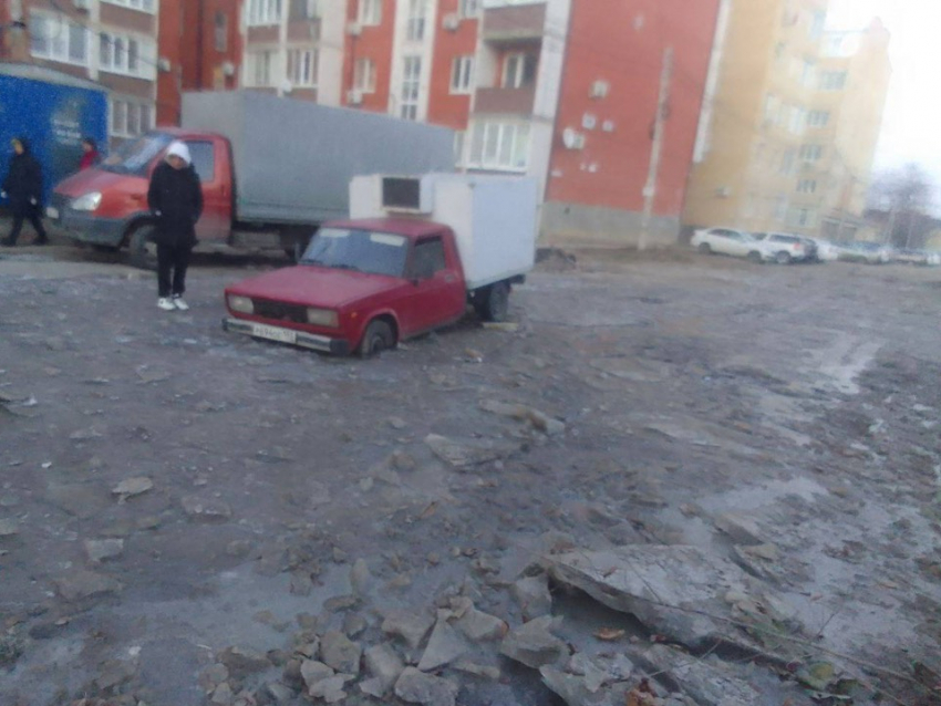 В Краснодаре авто проваливаются в ледяные ямы