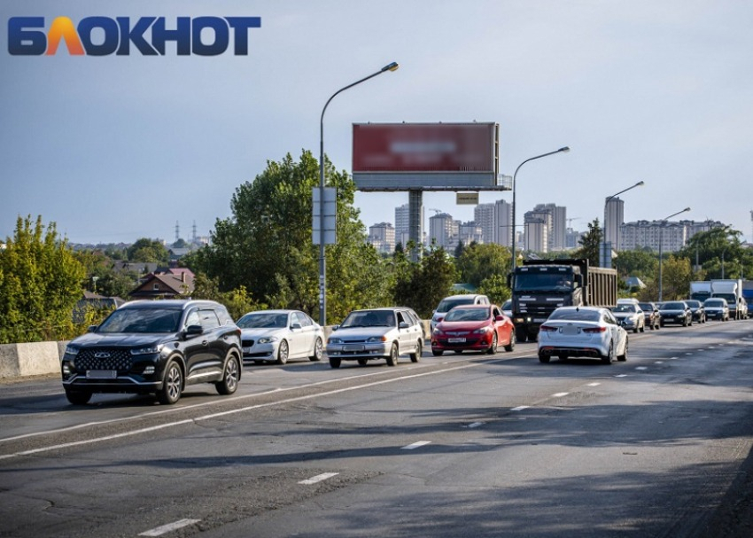 Многокилометровые пробки сковали М-4 «Дон» в Краснодаре 