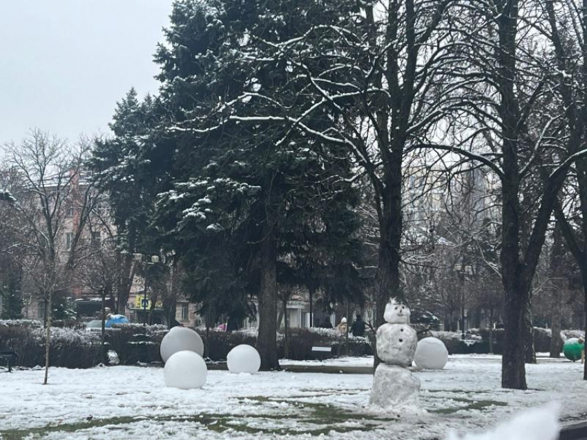 Сурового краснодарского снеговика сняли на улице Красной