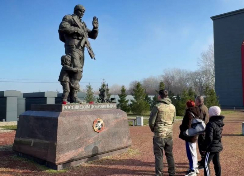 Дочь погибшего в СВО героя посетила кладбище и часовню ЧВК «Вагнер» под Краснодаром