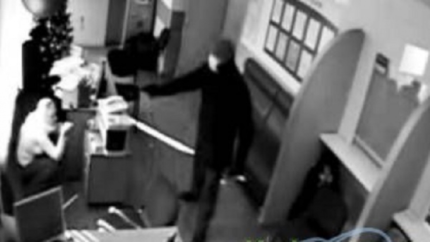 В Лабинске двое неизвестных в масках ворвались в банк